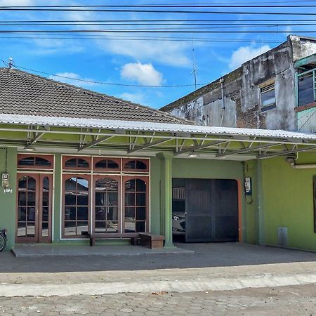 Ndalem Sorogenen Guesthouse Yogyakarta Exterior photo